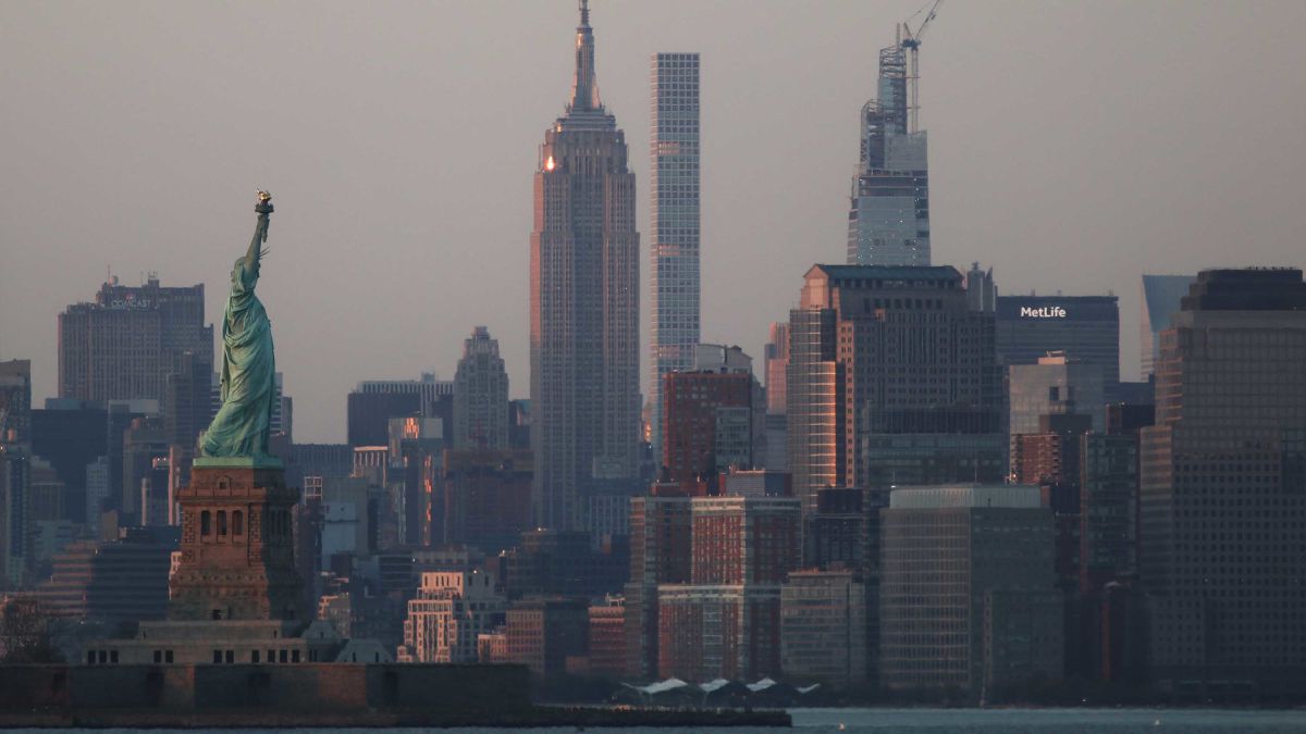 CNN – New York is seeing strongest wind gusts since Superstorm Sandy, posing a risk to skyscrapers
